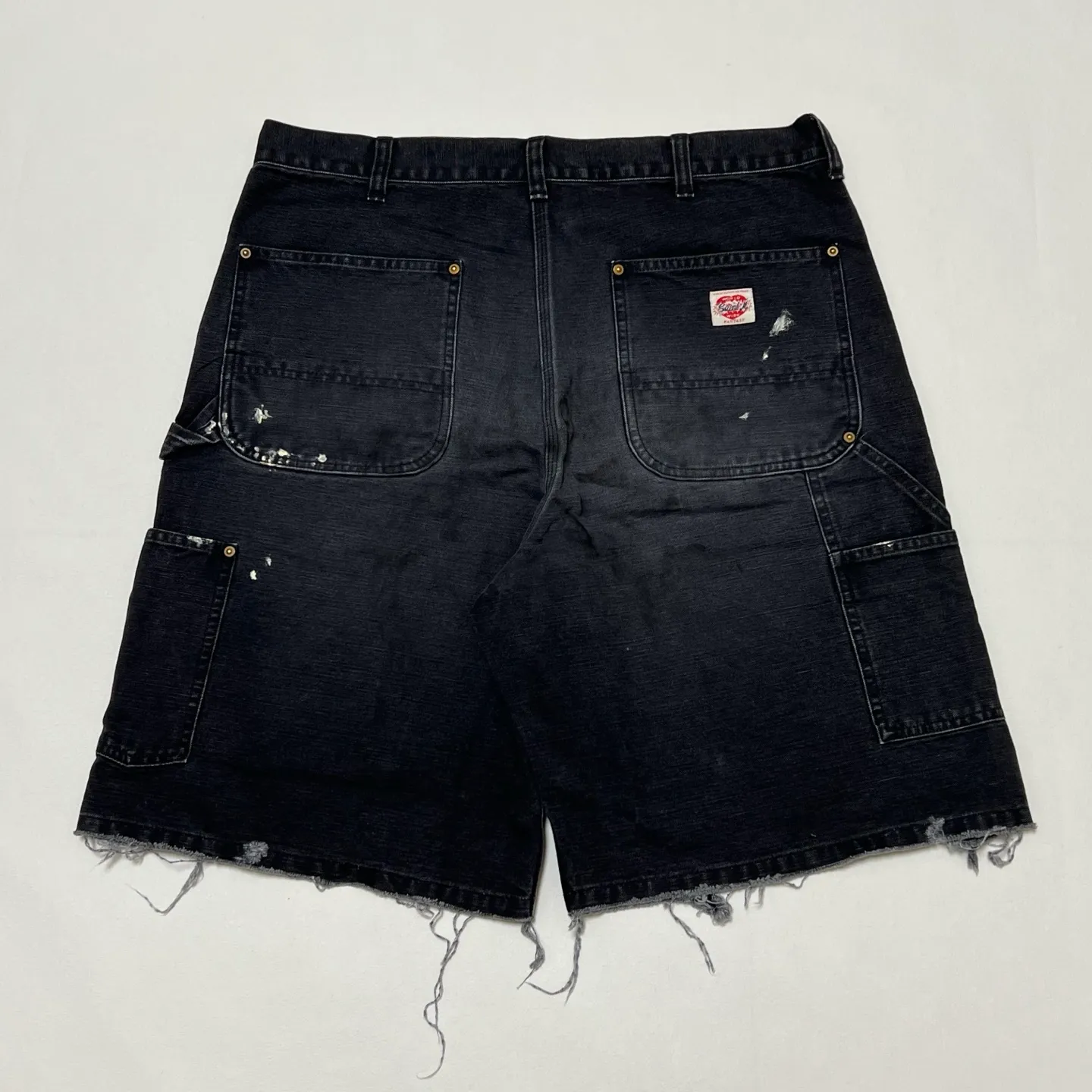 SAINT Mxxxxxx DOUBLE KNEE SHORTS/BLK Knee patches splashed with ink, washed and damaged denim shorts. Washed black S-XL. Custom woven and dyed denim denim with clear texture. Rewashed and faded to create local mottled fading/hole effects. Artificial distressing to simulate natural traces of wear. Original consistent damage treatment. Hand splashed ink and paint. Original consistent wash mark/pocket mark. Double knee patch. Rivet reinforcement. Improve functionality and enhance design.